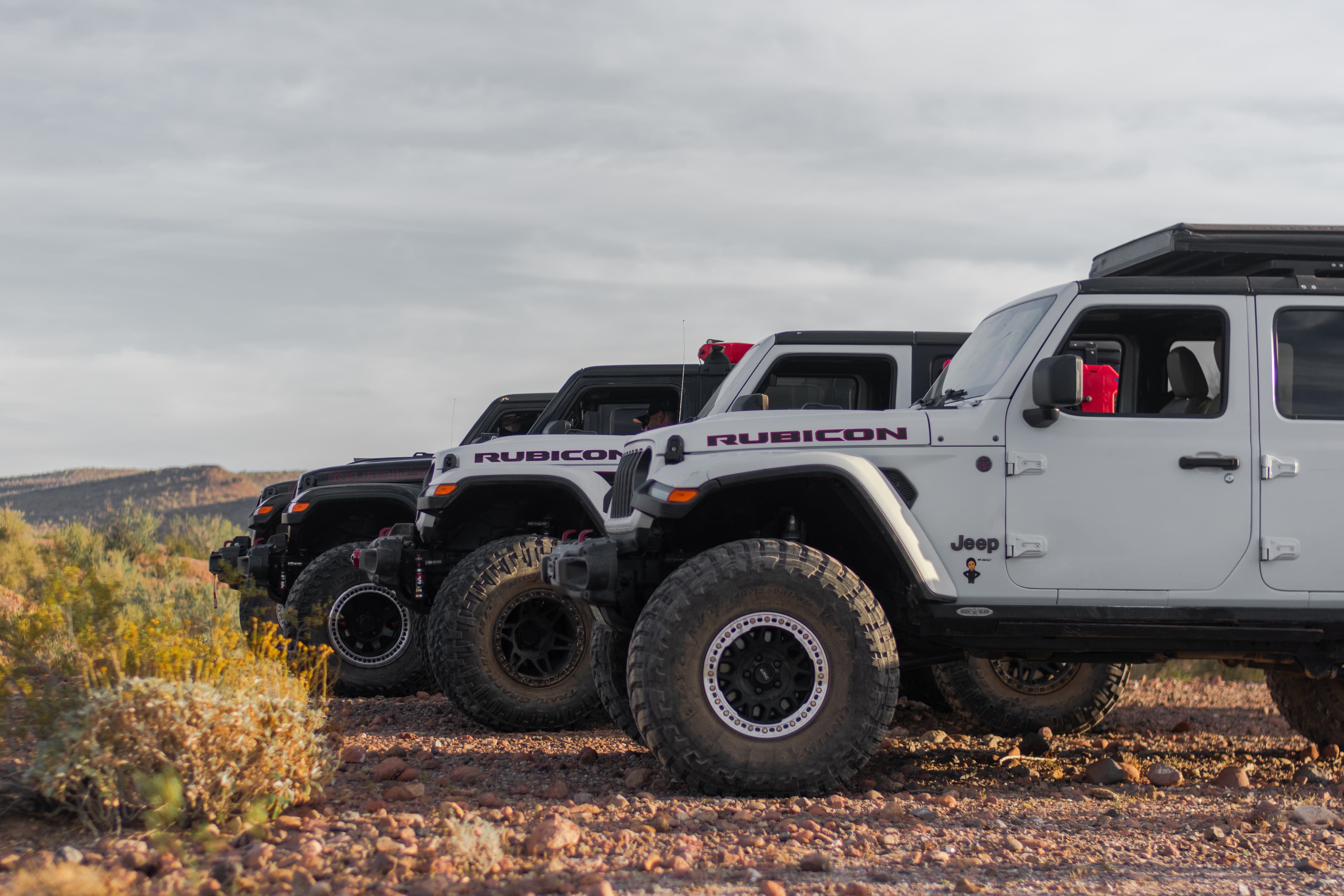 Vista trasera de un Jeep Wrangler con luces en el techo