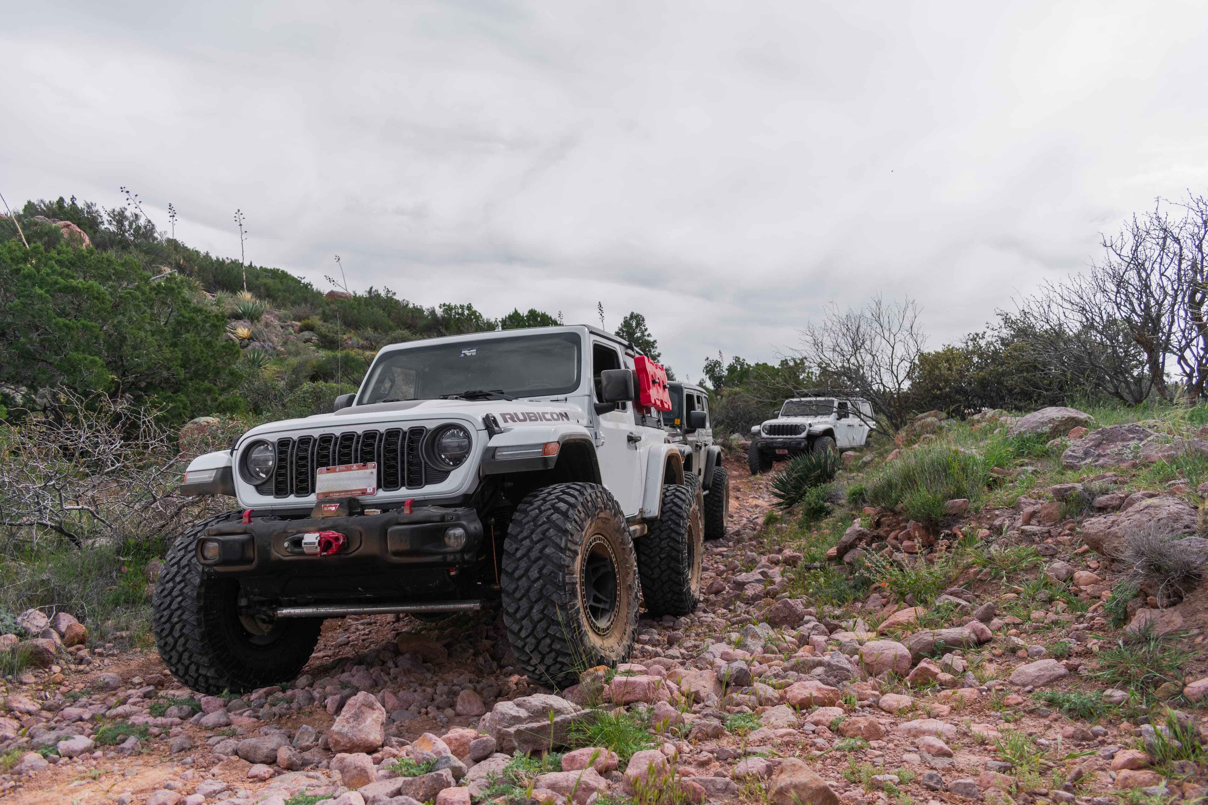 Montaje de antena NOMADX en un vehículo rojo